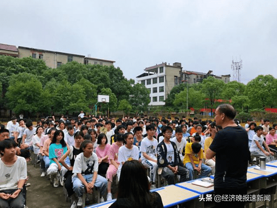 抚州市东临新区湖南中学召开中考誓师大会