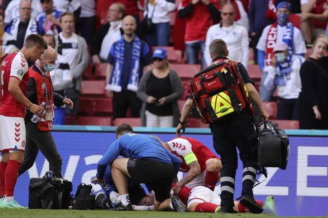 欧洲杯出现惊魂一幕 丹麦球员比赛中昏迷倒地