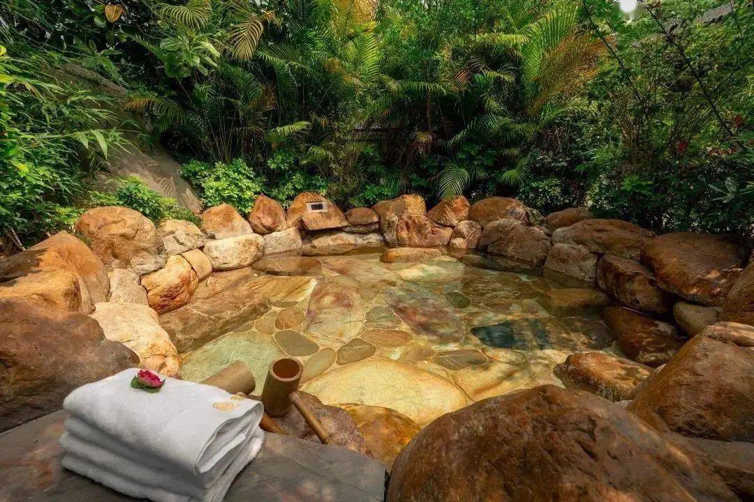 温泉特惠1大1小亲子票,超长有效,尊享园林天然滋养汤泉,暑期畅玩水上