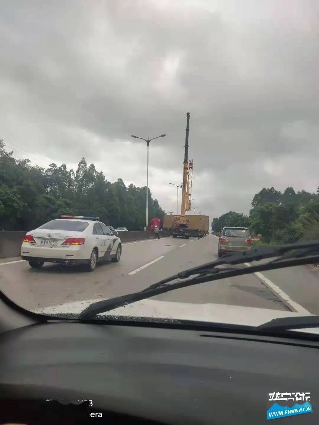 車禍雲落普寧考場附近一輛集裝箱橫在路中間