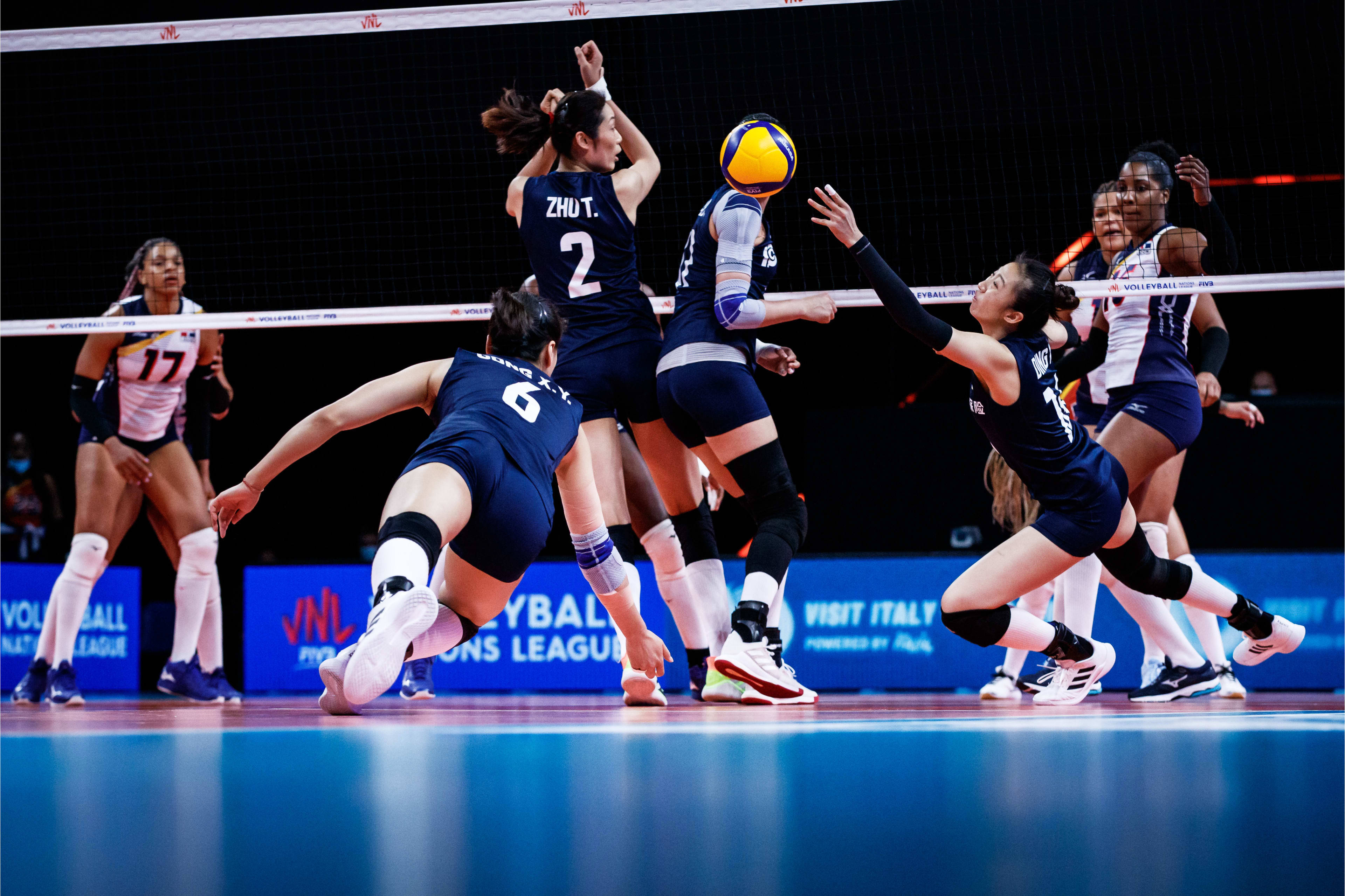 新华社发当日,在意大利里米尼举行的2021年世界女排联赛预赛中,中国队