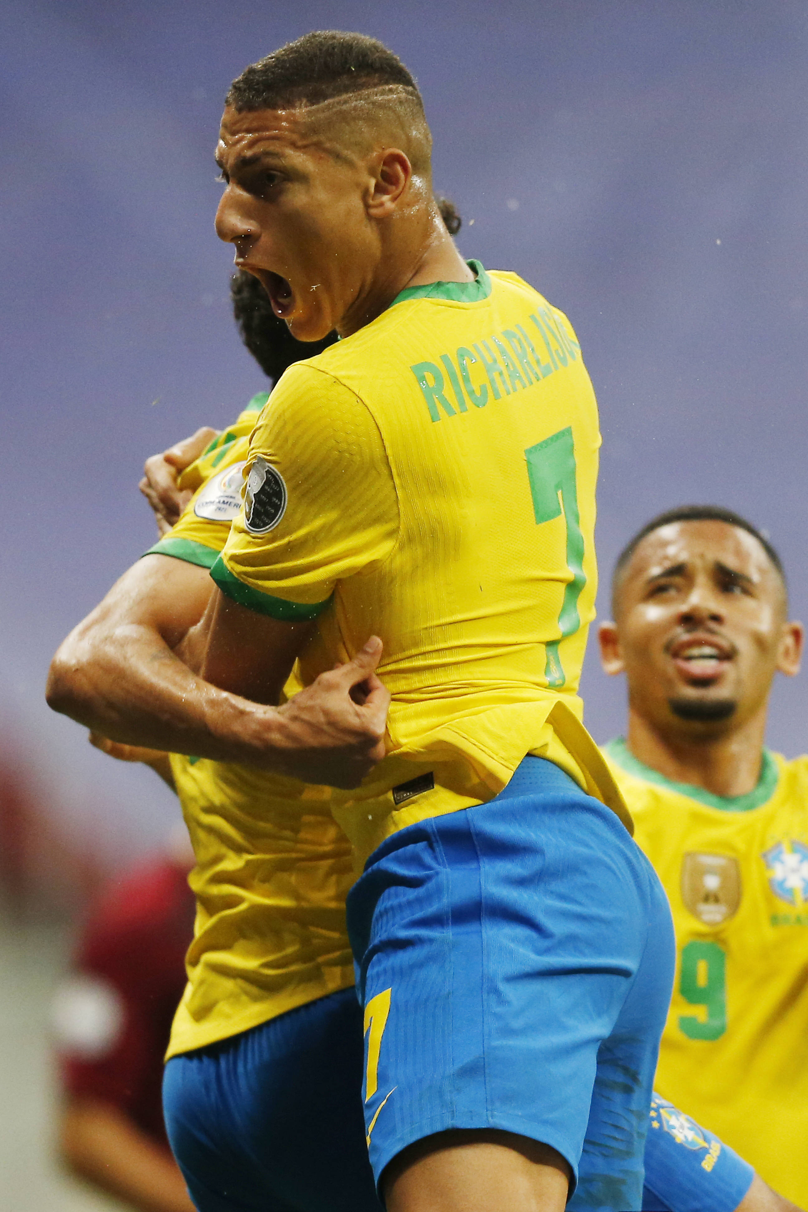 6月13日,巴西队球员内马尔(中)在进球后和队友庆祝.