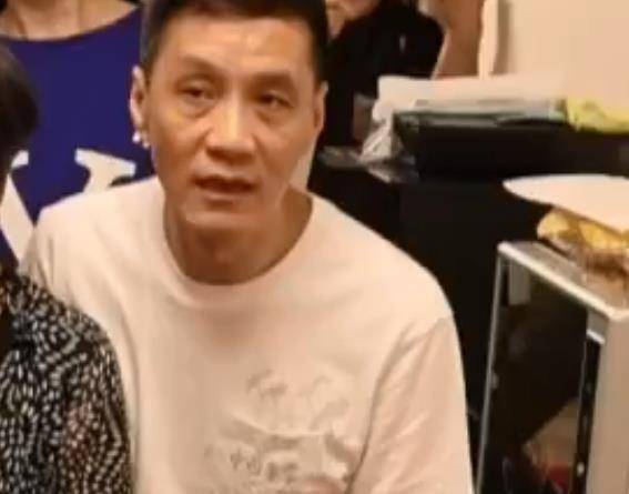 58岁冯远征携66岁妻子聚会,眼窝凹陷发黑太憔悴