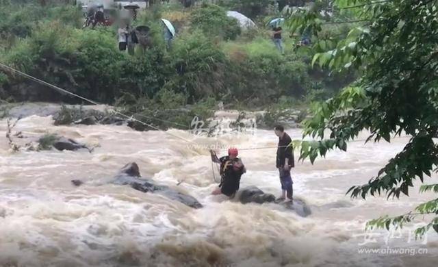 安徽歙县一男子被困河道 救援人员横渡百米山洪将其救出
