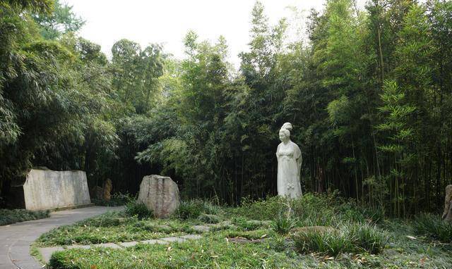 成都望江楼公园里的薛涛塑像