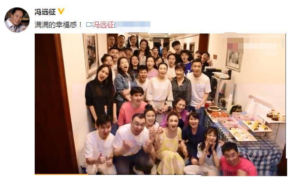58岁冯远征携66岁妻子聚会,眼窝凹陷发黑太憔悴