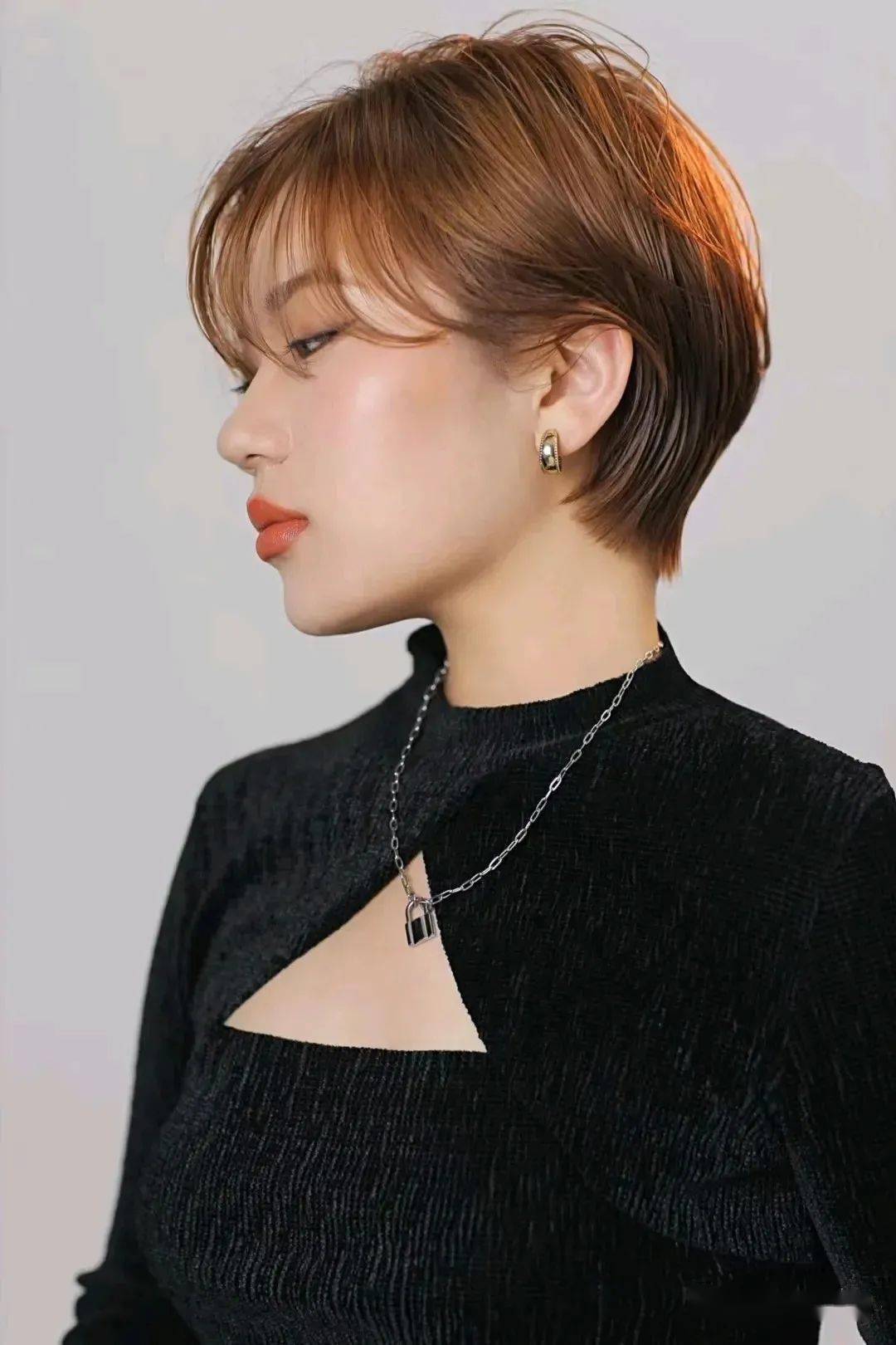 2021夏天流行后脖子长漏耳短发