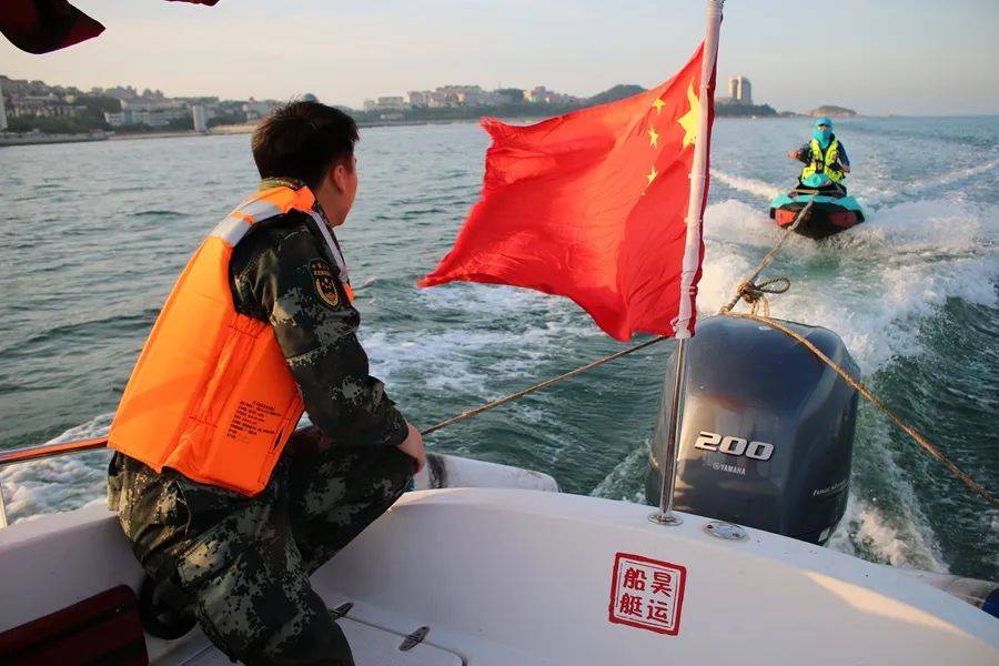 2021年6月12日,山东威海海警局在辖区海域成功救助1名被困男子,并将其