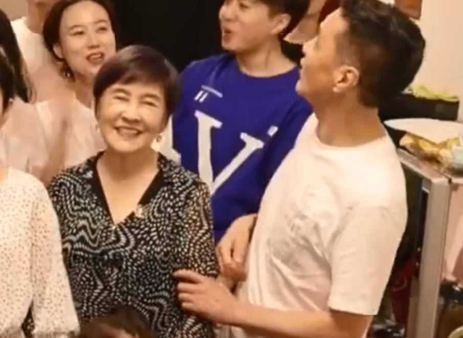 58岁冯远征携66岁妻子聚会,眼窝凹陷发黑太憔悴