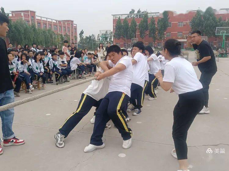 馆陶县路桥中学拔河场上激情四射的学子们