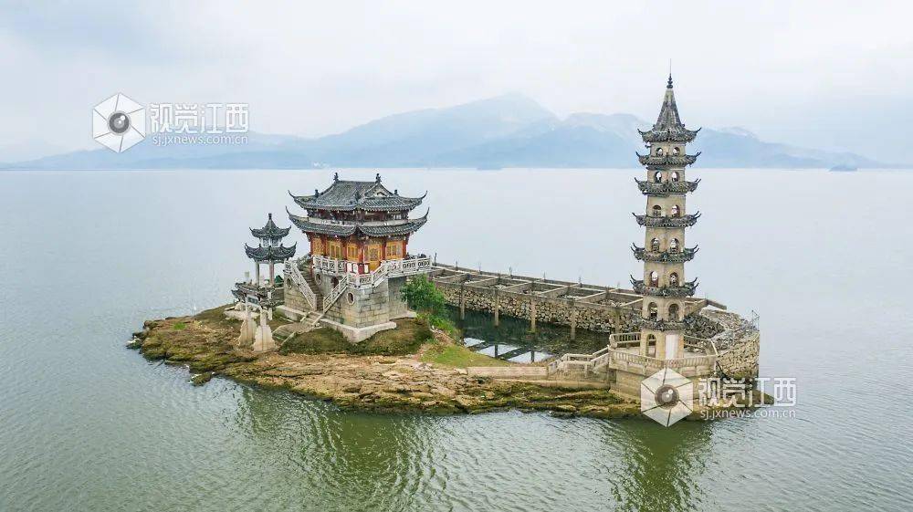 江西庐山市航拍鄱阳湖丰水期的落星墩