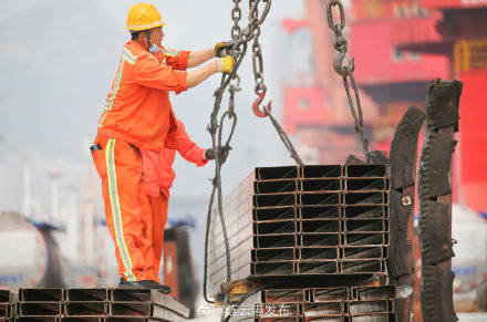 端午假期 连云港码头工人坚守岗位忙生产