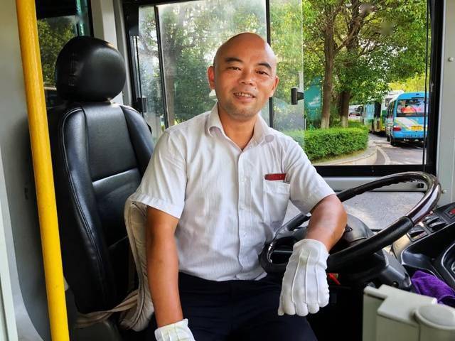 行驶中的公交车,司机突然冲下车!_罗师傅