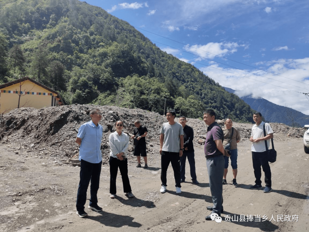 6月14日,县长李勇,副县长尹才胜一行到捧当乡闪当村,迪麻洛村实地调研