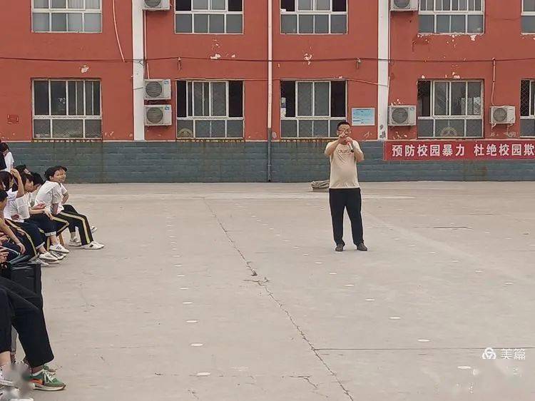 馆陶县路桥中学拔河场上激情四射的学子们