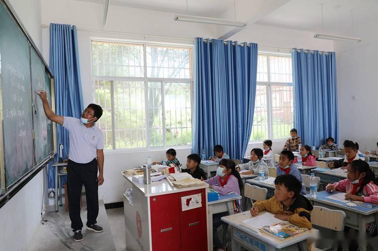 众志成城共克时艰楚雄双柏震区491名学生恢复上课