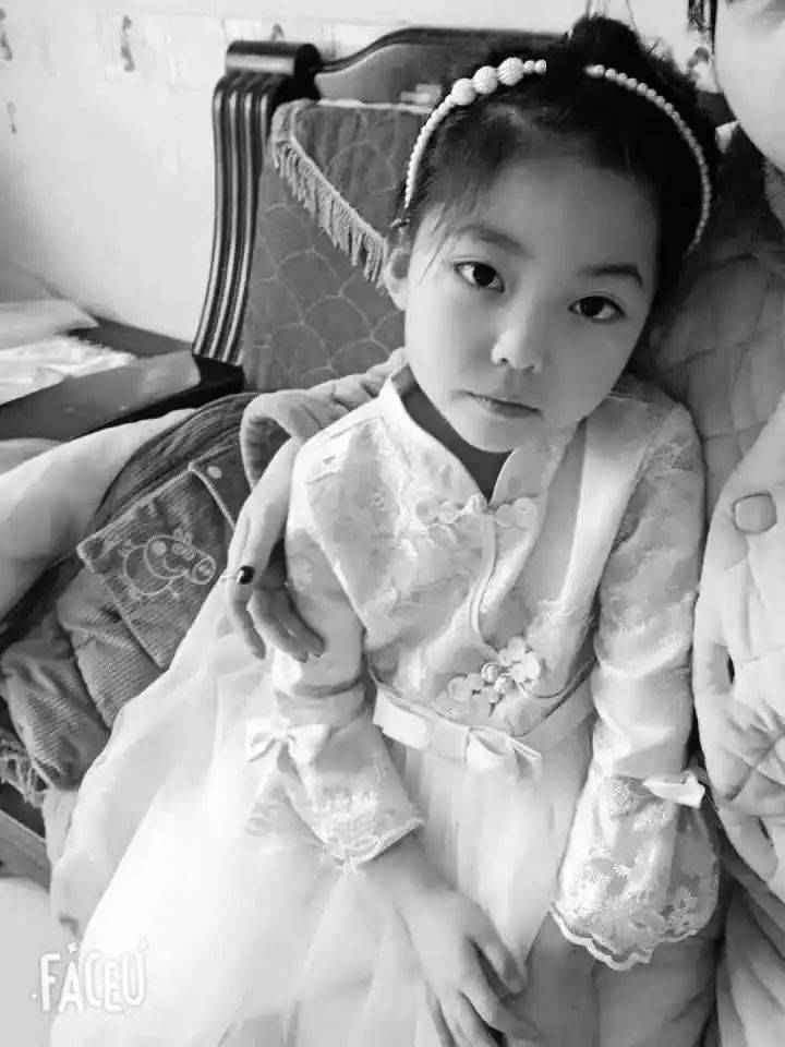 一名二年级的小学生 和所有孩子一样 这个美丽,活泼的女孩 本也有着无