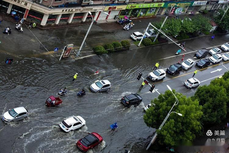 大雨磅礴实拍汉中交警在雨中坚守
