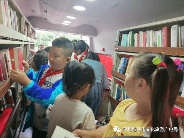 本次活动共办理借书证100余张,现场借阅绘本,文学,科普知识等各类书籍