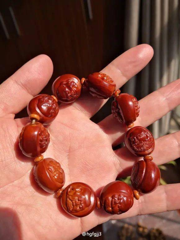 在选择橄榄核的时候,一定要避开夹生核,花皮核,夹生核,顾名思义,跟