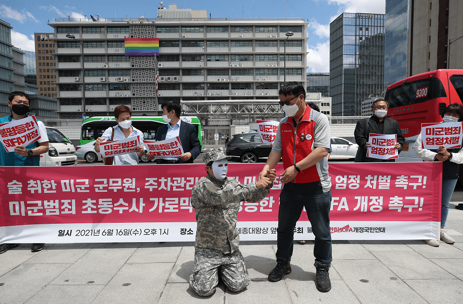 駐韓美軍絆摔韓國老大爺：警察抓了又放 民眾氣炸鬧到大使館 國際 第6張