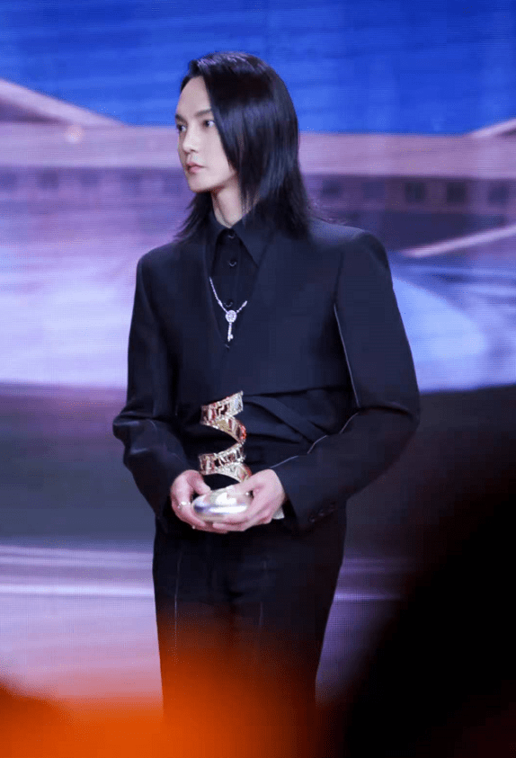 尹正穿暗黑风西装很有型生图却略显沧桑发际线也挺尴尬