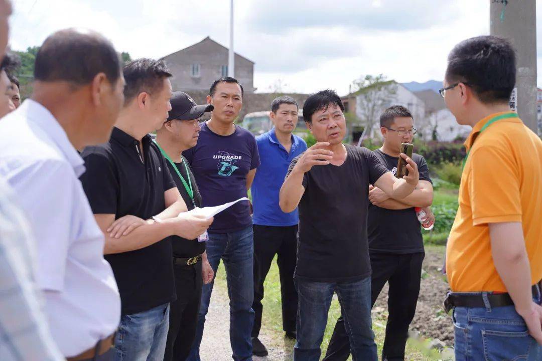 人大代表一行实地踏看了前洋下村整村拆建和开元路堵头拟安置区域,许
