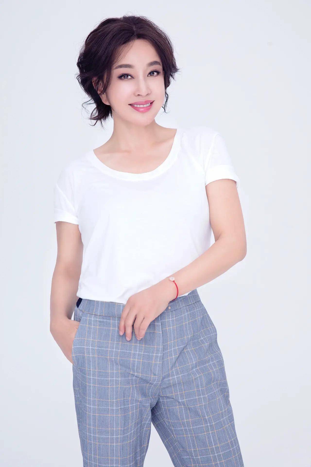 49岁闫学晶现身医院,穿着简单不惧衰老,被劝做医美直摇头拒绝