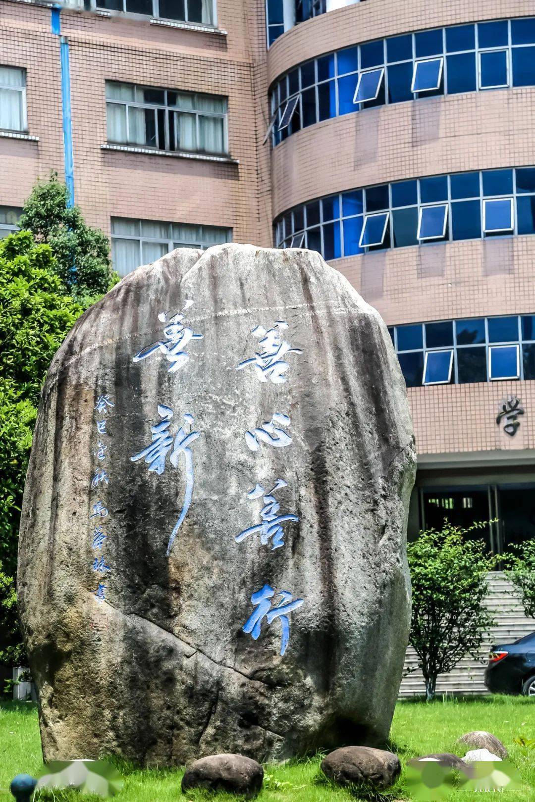 三山高级中学坐落在市区,附近有医院,警察局,也有居民楼