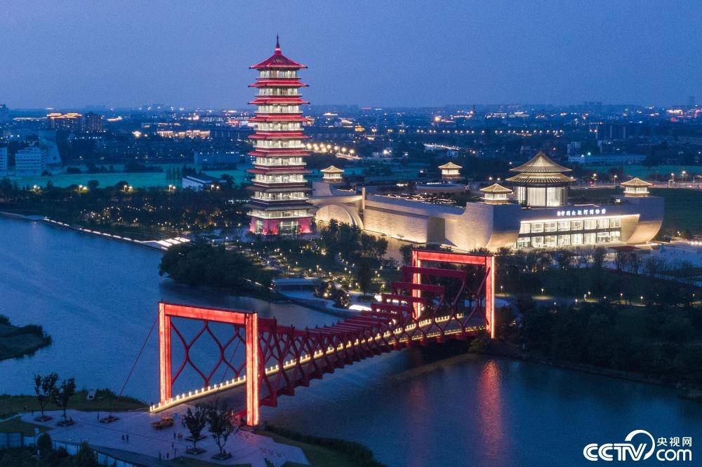 扬州三湾古运河畔,由展馆,内庭院,馆前广场,大运塔和今月桥五部分组成