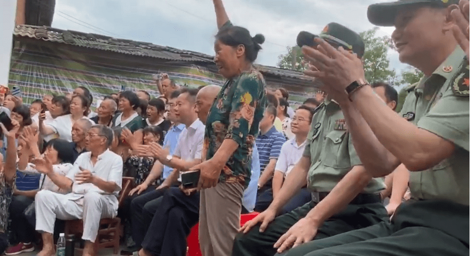 运载火箭|亲友齐聚宇航员汤洪波老家观看首飞 汤父：身穿儿子送的蓝衬衣 今天意义非凡