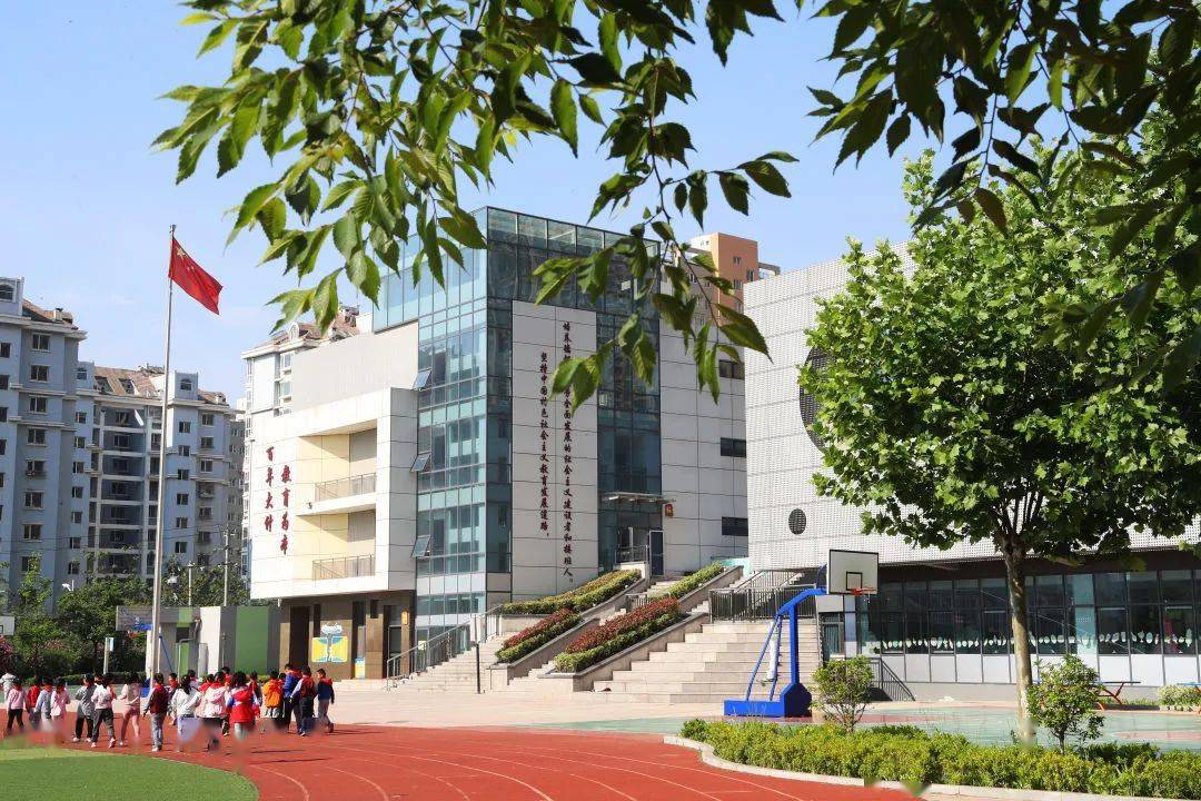 多彩校园青岛市第二实验小学多彩课程守育人初心交流互鉴展国际视野
