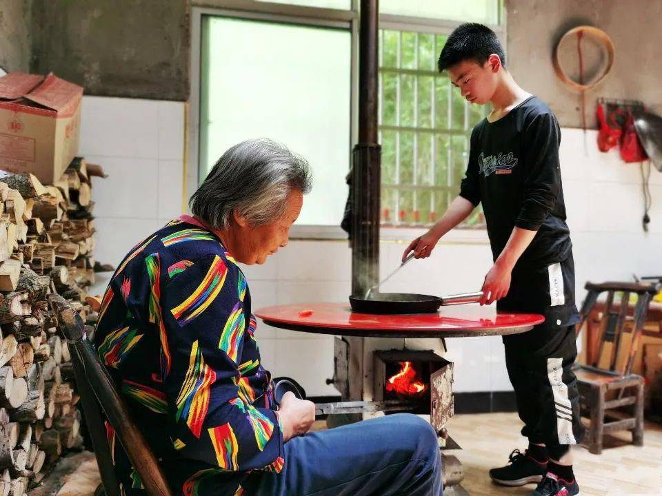 一家三口患病罗田12岁小男孩弱肩挑起家庭重担