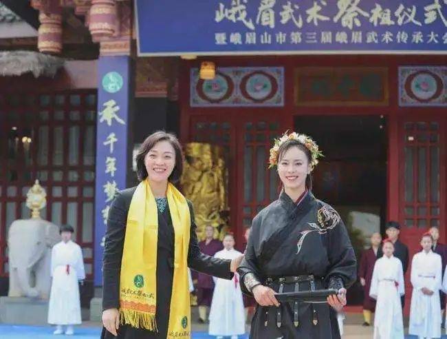 峨眉派23岁"女侠":靠学武术爆红,粉丝超千万,凭什么?_凌云