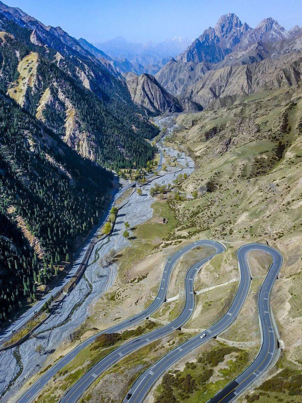 这条路蜿蜒曲折,却被众多"驴友"评为 "中国最美公路"!