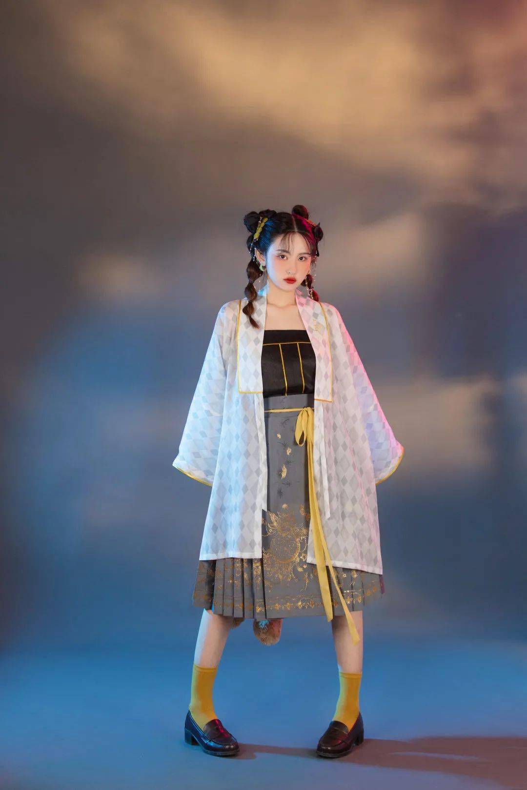 配色分别为「寒雾冰雪」和「萤火星点」印花白烨以「盘古开天地」为