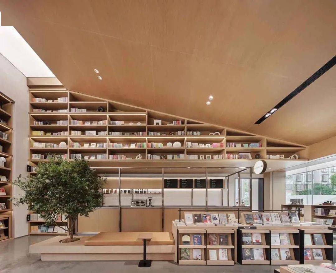 窥见绿意的丰盈流动,配以纸艺软装的点缀,为规整的书吧带来趣味
