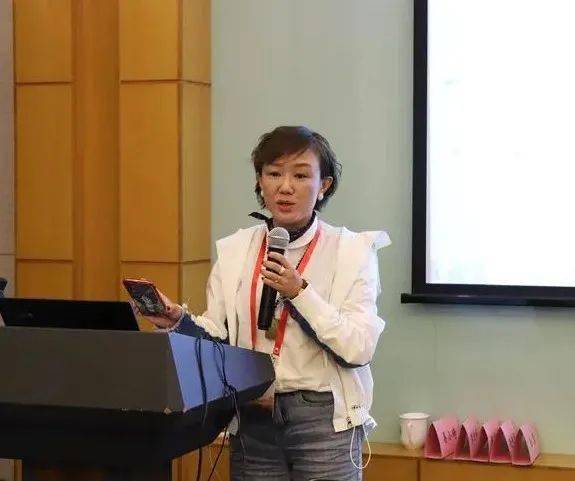 张欣发言青岛市话剧院实验剧团团长张欣对剧团的发展提出了自己的思考