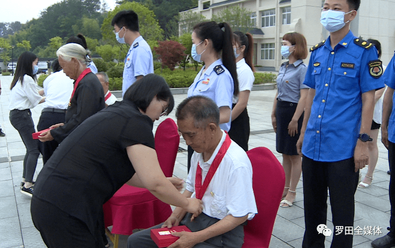 胡盼,熊庆向肖正鸪,朱寅生,余水源,方凤珍,李厚彬,肖全勋等6位老党员