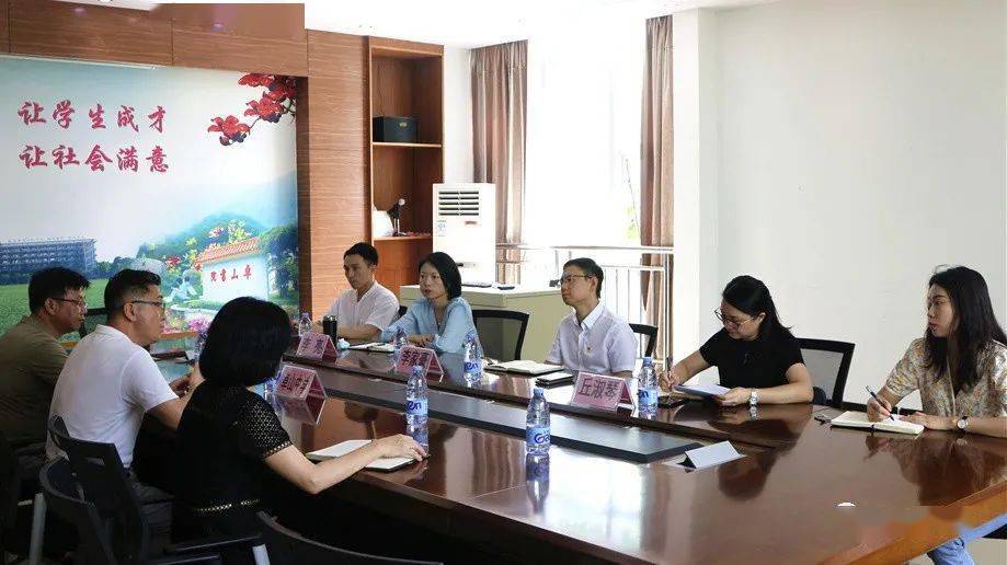 座谈会上,卓山中学校长从集团化办学的推进情况和取得成效等方面作