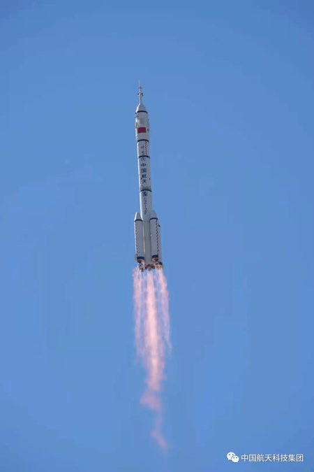 火箭在天上飞的图片图片
