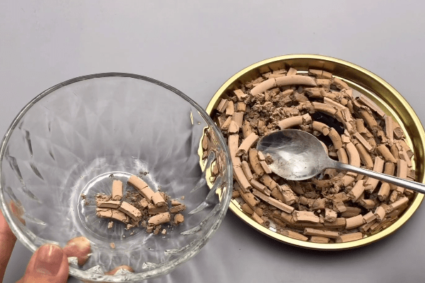 平时烧完的蚊香灰不要倒掉了,在碗中倒入适今天就教大家一个自制驱蚊"