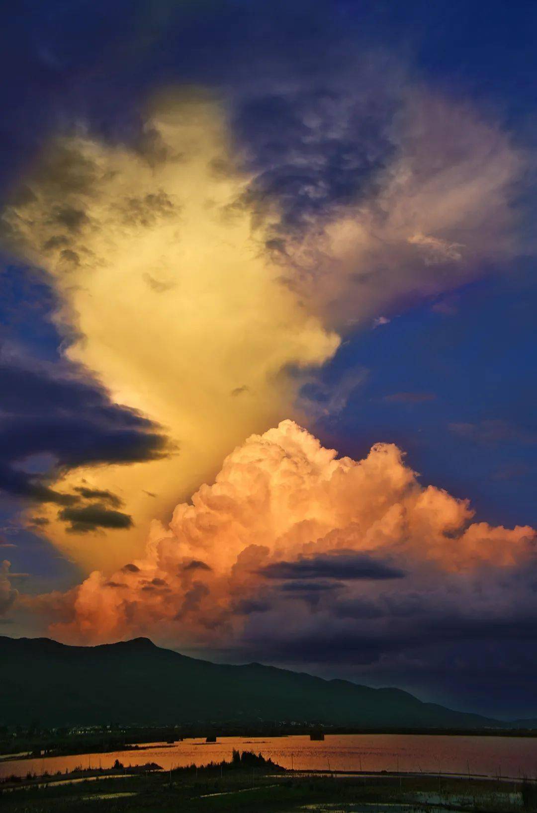 霞光映照感受惊叹之外更会感慨满天霞光更为宏伟谁道霞光只能浪漫变化