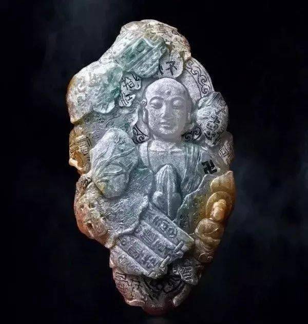 当遇到一块色杂棉多的翡翠原料,雕刻师一双巧手却能将它变成一宝贝!