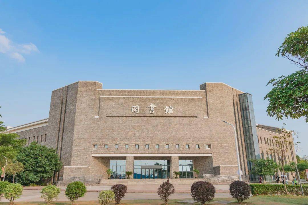 图书馆,在葱翠掩映的教学楼,相信,我们很快会相遇,电子招生简章广东