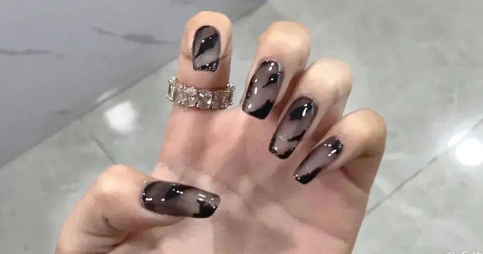 高级感甜酷甜酷的暗黑系美甲丨涂上你就是最酷的girl