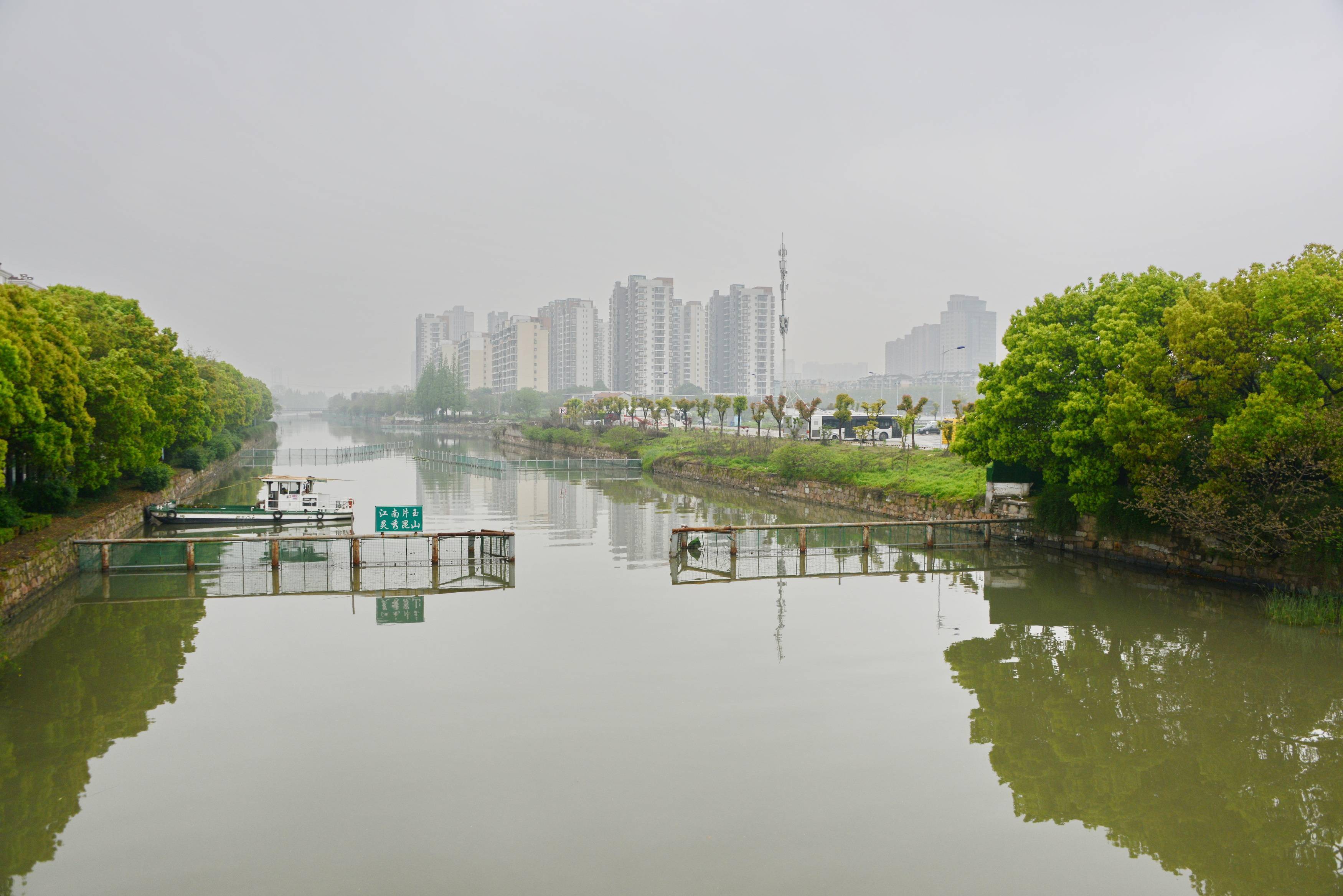 梁肃没有说昆山县学创建于何时,但他明确地写出昆山县有文庙,庙后有
