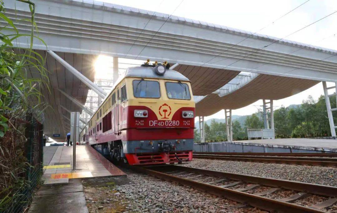 发车井冈山韶山全国首条红色旅游铁路来了
