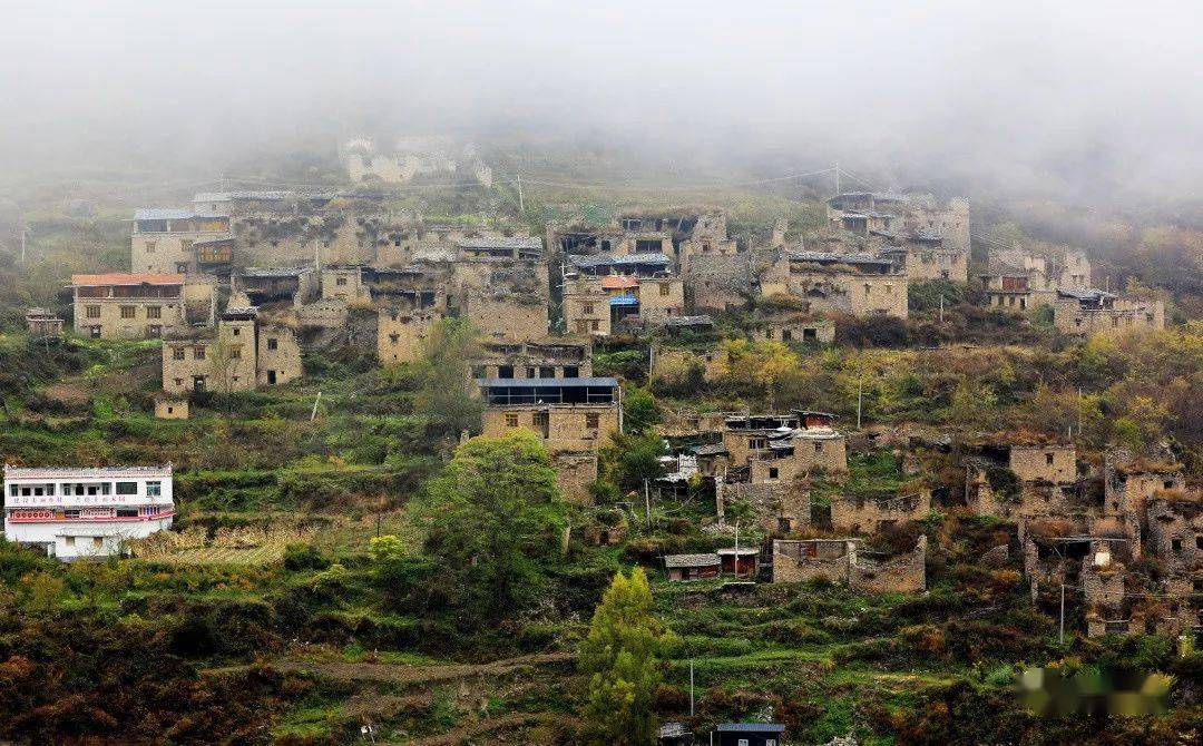 中国少数民族特色村寨刻在羌山深处的乡愁余家沟村
