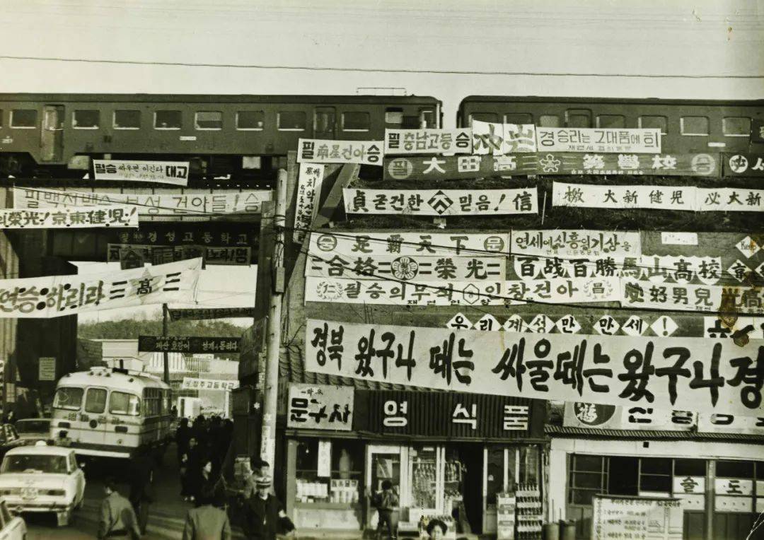 上世纪60~70年代,韩国社会进入高速经济发展的轨道,曾经一度非常贫穷